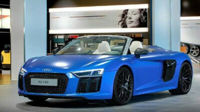 2017款奥迪R8 Spyder ，搭载 5.2L V10引擎，该车的最大功率为610hp，百公里加速时间为3.6s，最高时速可达318km/h。