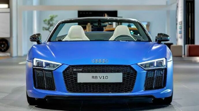 2017款奥迪R8 Spyder ，搭载 5.2L V10引擎，该车的最大功率为610hp，百公里加速时间为3.6s，最高时速可达318km/h。