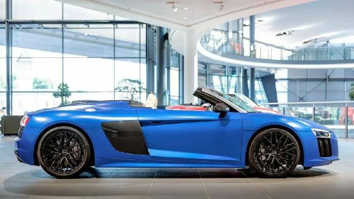 2017款奥迪R8 Spyder ，搭载 5.2L V10引擎，该车的最大功率为610hp，百公里加速时间为3.6s，最高时速可达318km/h。