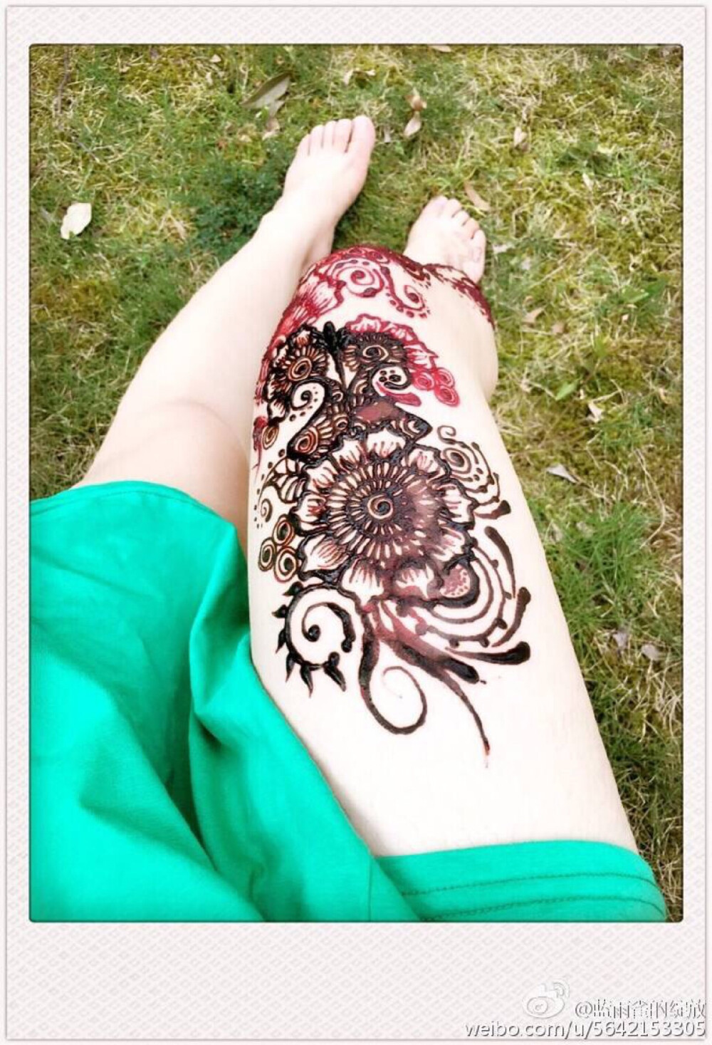 【Henna】汉娜手绘除了可以带来好运，画的时候还会有清凉的感觉，因为海娜膏是有纯植物的药草和精油调制的，有消炎镇静凉血的功效呢！用美丽的召唤幸福的海娜图腾，带你过清凉的夏天#印度汉娜手绘学习# #印度海娜手绘纹身# #印度汉娜手绘浙江# #汉娜手绘腿部图案# #汉娜手绘培训#