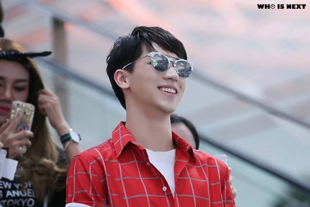 女粉 “洲洲~”
洲洲 (转头)“怎么啦~”
女粉 “没事儿~洲洲你好香”
男粉 “洲洲你好帅”
洲洲 “你也帅 哈哈”
cr.logo