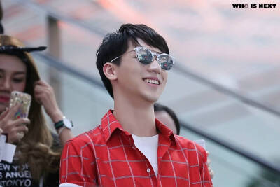 女粉 “洲洲~”
洲洲 (转头)“怎么啦~”
女粉 “没事儿~洲洲你好香”
男粉 “洲洲你好帅”
洲洲 “你也帅 哈哈”
cr.logo