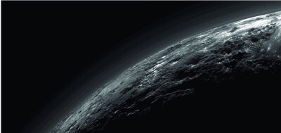 冥王星上空的霾层，NASA估计约有20层(小编没数到那么多，大家来帮帮忙！)，水平绵延数百公里，但并没有严格意义上的那种平行环绕分布，由新视野号上的拉尔夫(Ralph)/多谱段可见光成像相机(MVIC)拍摄，目前新视野号号…