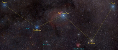 每日一天文图，仙后座的W形，由5颗亮星组成，下图由Rogelio Bernal Andreo 拍摄。