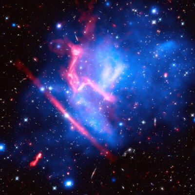 MACS J0717，位于御夫座，距离我们约为54亿光年，由四个星系团碰撞形成，是已知最复杂的星系团之一。