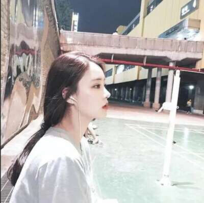 泳池边突然出现的寂寞