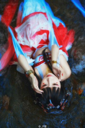 #锦鲤#动物拟人第四套
方池如鉴碧溶溶,锦鲤游扬逐浪中。竚看三春烟水暖,好观一跃化神龙。
出境：@_子楚 
摄影：@自由之竹 ，@拂晓的小鸟 
后期排版：@唐家三炮 
后勤：@闪月半 ，@猫奴型油库里 ，@Alex明鏡止水 
锦鲤字：@棒叔 