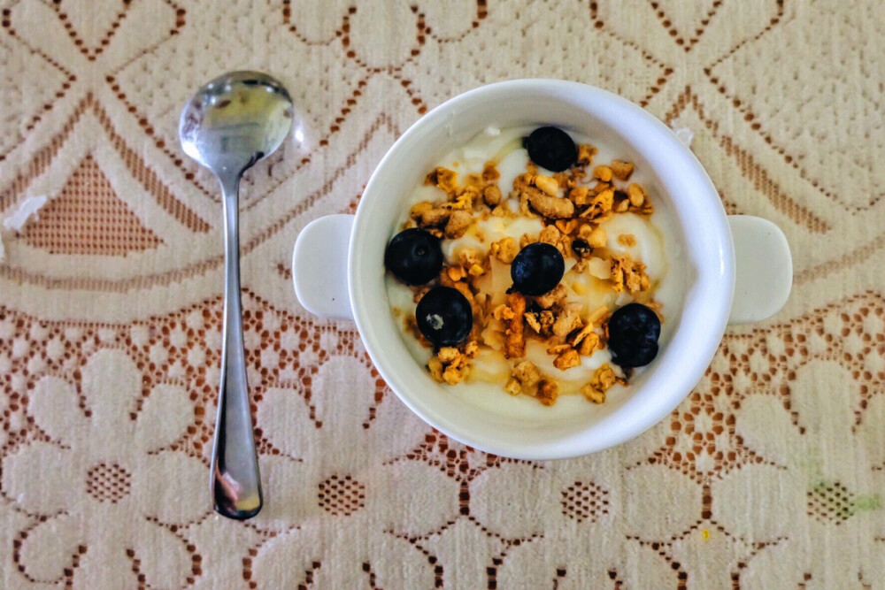 7月28日，晴。一人食·早餐——酸奶拌麦片。