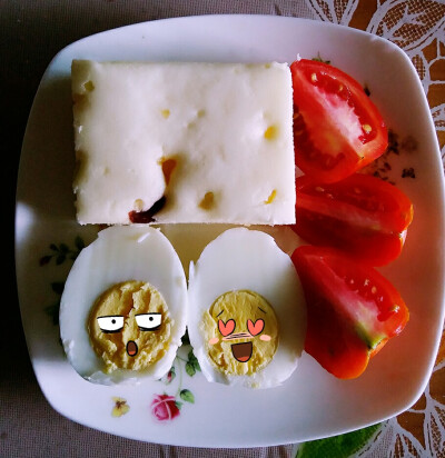 早餐打卡：蒸蛋糕+鸡蛋+小番茄