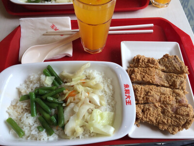 永和大王−鸡腿排套餐−芒果汁偏甜，饭里的汁太油腻，鸡排好吃的−25元／份