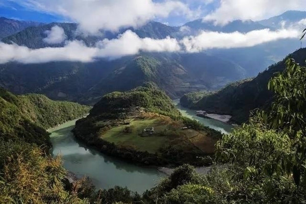 世外桃源 —丙中洛
丙中洛是怒江大峡谷中最美丽的地方。这里充满荒情野趣，全无雕琢痕迹，这里空气清新甜美，全无浮尘雾霭。