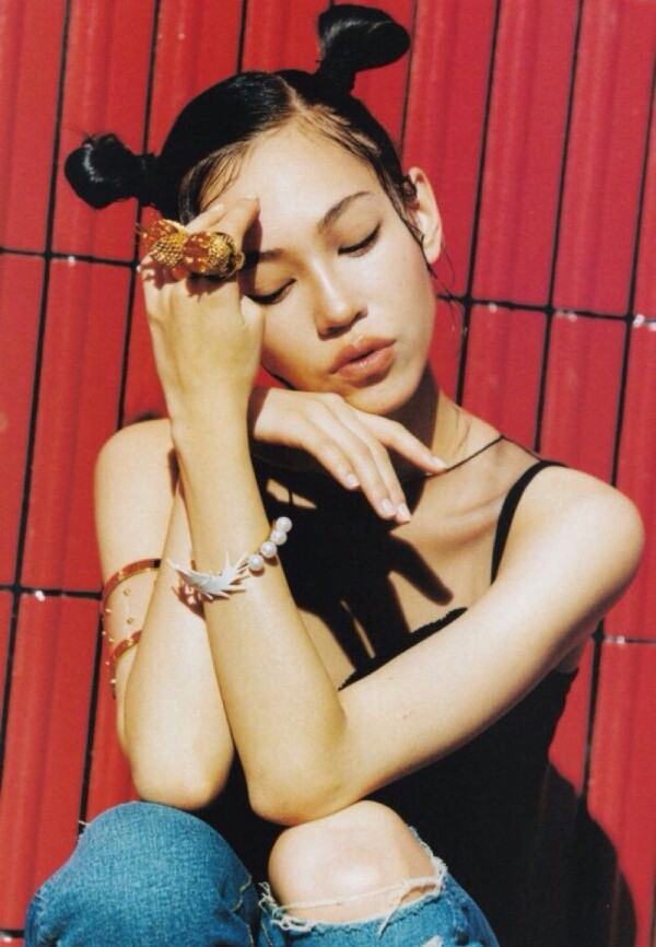 4～水原希子（Mizuhara Kiko），韩美混血，1990年10月15日出生于美国德克萨斯州达拉斯。演员、模特。曾是日本杂志《ViVi》及日版《Seventeen》的专属模特。
2003年，成为时尚杂志《Seventeen》的专属模特。2010年，参与拍摄电影《挪威的森林》。2012年，主演电影《狼狈》，饰演吉川こずえ；同年主演的电影《I'M FLASH!》在日本上映。2013年，参与拍摄电影《白金数据》，饰演蓼科早树。2014年，参与拍摄电影《圈套剧场版4：最后的舞台》；同年主演电视剧《失恋巧克力职人》。2015年8月出演电影《进击的巨人 ATTACK ON TITAN》和《进击的巨人 ATTACK ON TITAN END OF THE WORLD》。2016年，出演导演大根仁的恋爱喜剧《想成为奥田民生的男孩与让认识男性陷入疯狂的女孩》。
