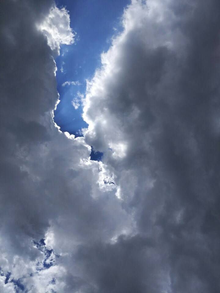 天空裂开了一条金缝