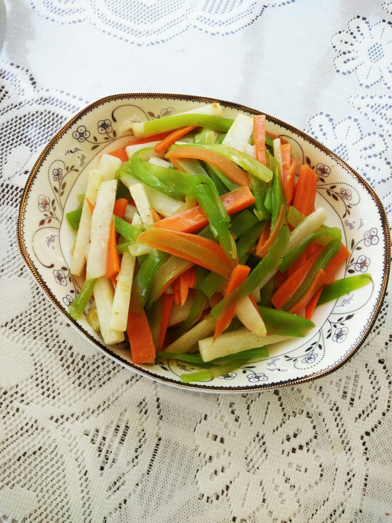 清炒三样 盛夏里酷热最难捱，吃点素食既不油腻又觉清爽。山药，青笋，胡萝卜三样食材切条素炒，是夏天正餐中下饭的好伴侣。