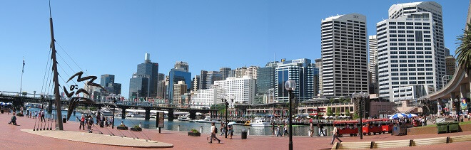 达令港,又称情人港（Darling Harbour）是以1825年至1831年新南威尔士州州长拉尔夫·达令中将的名字命名的。它坐落于悉尼城区西部,是悉尼最繁华最浪漫的旅游胜地。达令港天天从早到晚会有不同的娱乐节目,有大型的文化表演,烟花汇演以及街头戏剧,是不需要任何花费就可享受的悉尼非凡体验。达令港一带还有很多娱乐场所,像是在达令港码头这个地方就有2个游客毕访的著名地点:悉尼杜莎夫人蜡像馆和悉尼海洋生物水族馆。