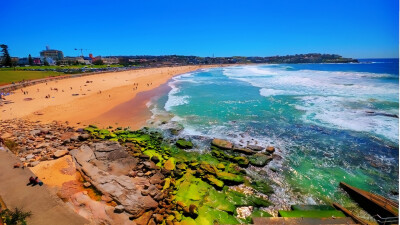 距离市中心只有 10 公里的邦迪海滩(Bondi Beach)是悉尼（Sydney）最热闹的海滩之一。 邦迪海滩(Bondi Beach)是悉尼也是澳洲最著名而且也享誉全球的海滩之一。从背包族到亿万富豪,每年都有数以万计的人来到这片绵延一…