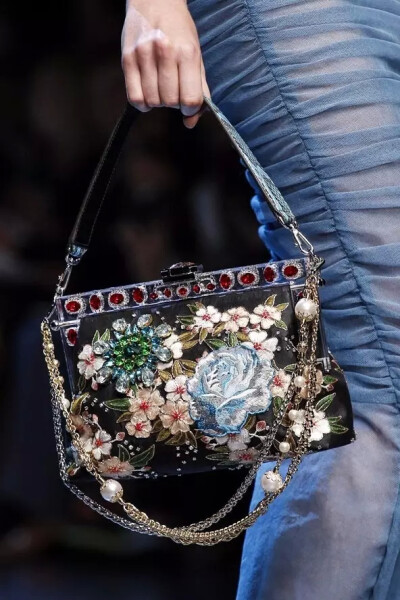 Dolce & Gabbana 2016 的春夏及秋冬秀场上把珍珠镶嵌在精美的包包上
