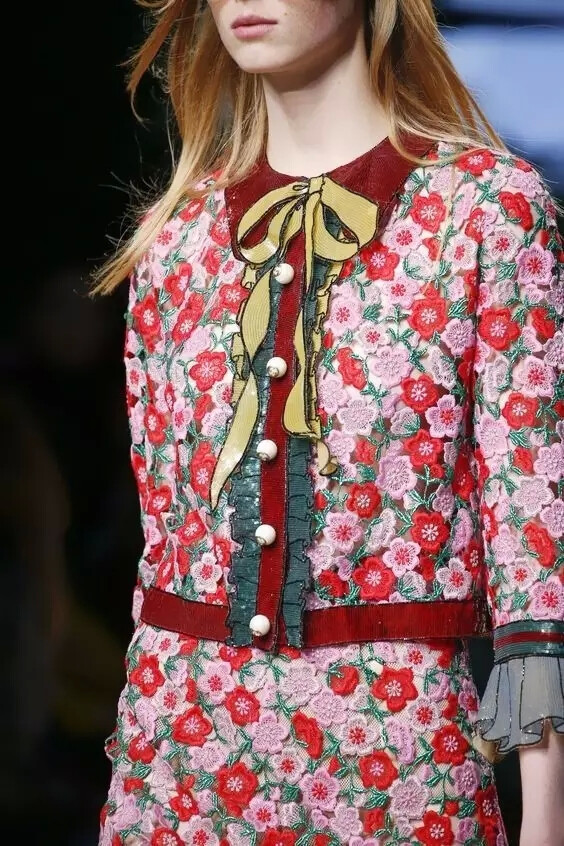 Gucci 2016 从春夏到秋冬的秀场上，都大量出现了珍珠元素，变成好看的扣子装点