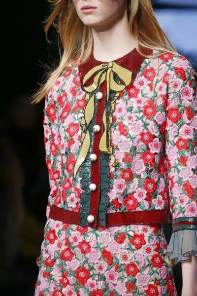 Gucci 2016 从春夏到秋冬的秀场上，都大量出现了珍珠元素，变成好看的扣子装点
