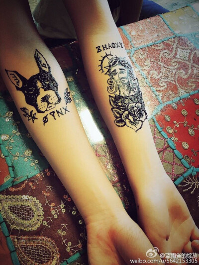 【Henna】汉娜手绘除了可以带来好运，画的时候还会有清凉的感觉，因为海娜膏是有纯植物的药草和精油调制的，有消炎镇静凉血的功效呢！用美丽的召唤幸福的海娜图腾，带你过清凉的夏天