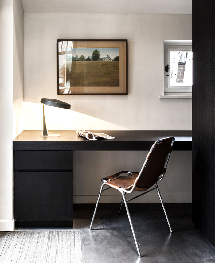 【仓库改造的现代住宅】JUMA architects改造的老农社，将现代奢华和旧式浪漫结合在一起。时尚的家具设计，聪明的照明方案，有趣的绘画元素和丰富的材质，JUMA architects的代表之作。