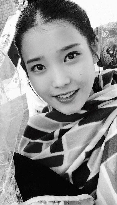 ? IU 李知恩