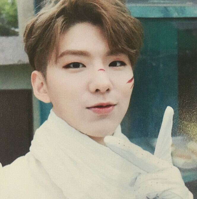 Monsta X 基贤 Kihyun 妈妈担当 小可爱 蜜糖主唱 对这种爱吃会做，贤惠可爱，撩妹技能max的小眼睛单眼皮男生真的毫无抵抗力啊~~（原图微博@榴鸡咸，稍作修改留纪念，无恶意，转载请注明）