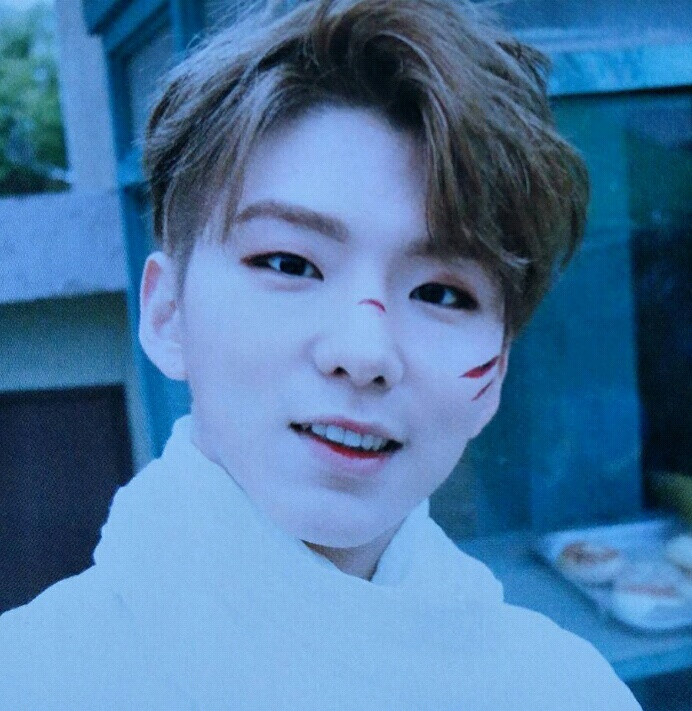 Monsta X 基贤 Kihyun 妈妈担当 小可爱 蜜糖主唱 对这种爱吃会做，贤惠可爱，撩妹技能max的小眼睛单眼皮男生真的毫无抵抗力啊~~（原图微博@榴鸡咸，稍作修改留纪念，无恶意，转载请注明）