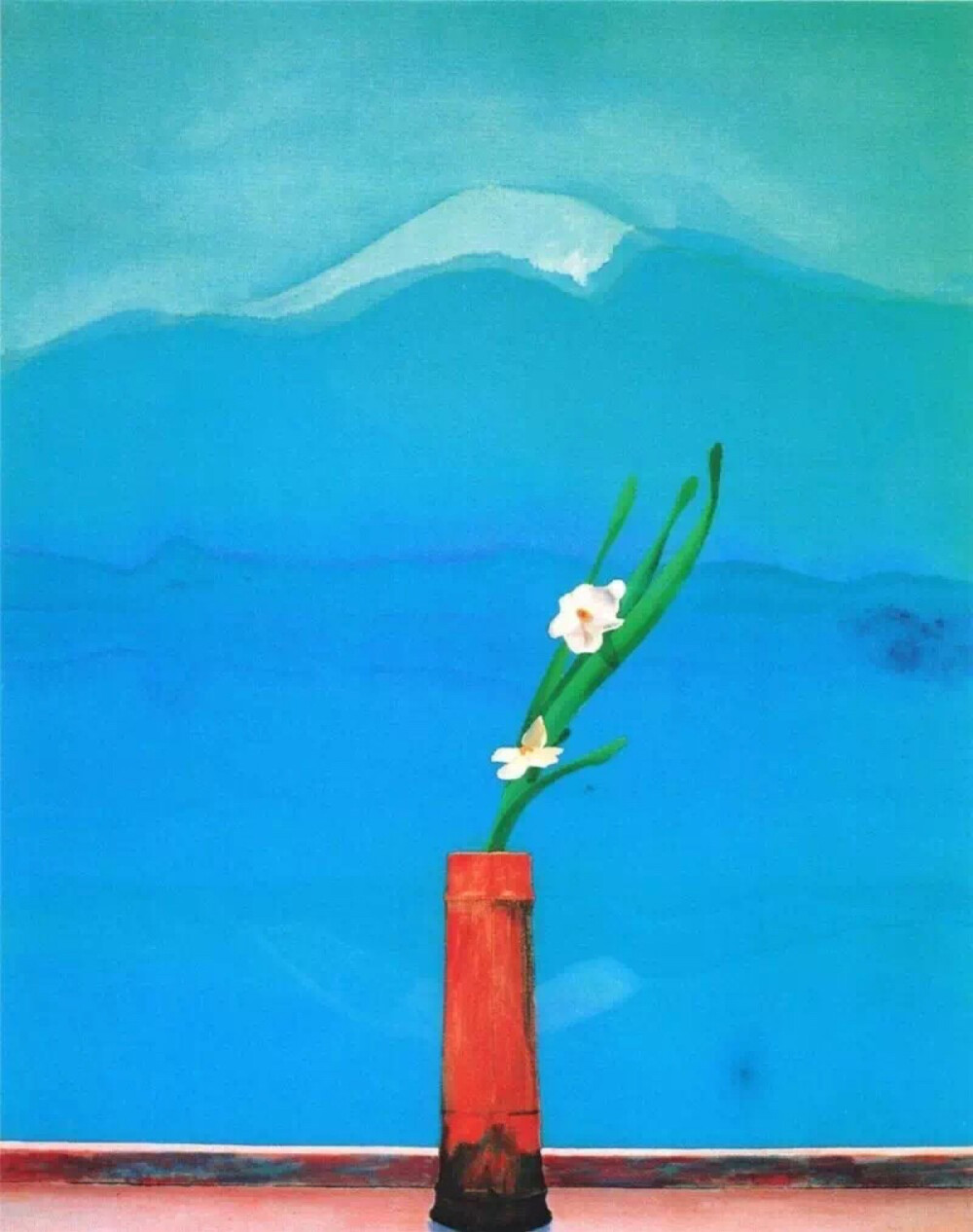 图为美籍英国画家、摄影家David Hockney的作品Mount Fuji and Flowers。Hockney同时也是一位蚀刻家、制图员和设计师。窗外遥远而永恒的富士雪山和进在咫尺却盛开一瞬的水仙花，到底哪个才是美，到底哪个才能慰藉失落的心？