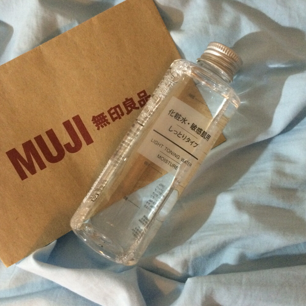 MUJI的清爽型（light）化妆水
其实它看上去类似泉水 透明的 质地比泉水润点
它分为清爽型和高保湿型
Po主这款是清爽的
非常适合夏天使用 高保湿我觉得适合秋冬
敏感肌也可以用噢！