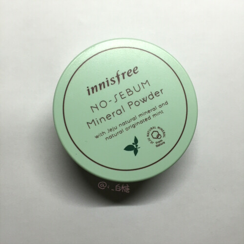 [po主混合皮]
innisfree悦诗风吟 控油矿物质散粉，类似于爽身粉和痱子粉把哈哈哈哈
不过控油能力不错，而且便宜，t区爱出油就拍拍~
刘海油的时候还可以拍头发...一物两用，开心;3！