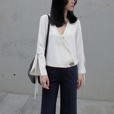 IN STYLE时髦小众设计师款V领金属扣绑带衬衫