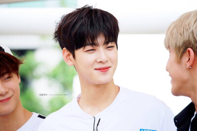 Astro 車銀優(yōu)（Cha Eun Woo）生日1997年03月30日。笑起來像孩子，不笑的時候想冷面男，門面擔(dān)當(dāng)????