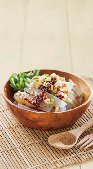 紅油綠豆涼粉
材料：
涼粉        1盒
蔥花        10公克
香菜        5公克
蒜末       10公克
炸花生    50公克
調味料：
醬油        1大匙
辣椒油    2大匙
白醋        1茶匙
細砂糖  1茶匙
涼開水  1大匙
香油        1大匙
作法：
涼粉切厚片後裝盤，撒上蔥花、香菜備用。
將蒜末與所有調味料拌勻，淋至作法1的涼粉上，再撒上炸花生，食用前拌勻即可。