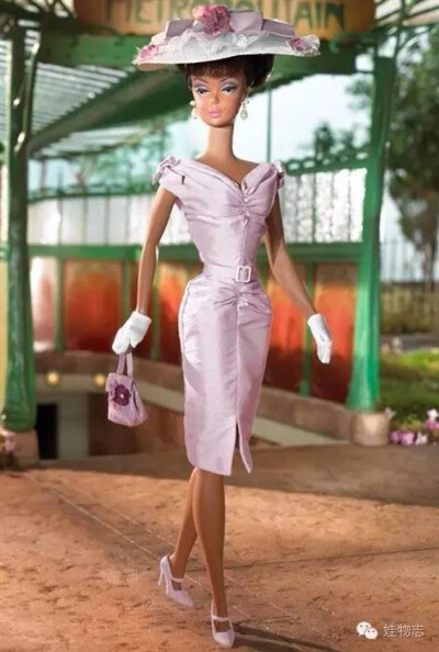 B2520 Sunday Best Barbie Doll，限量版（Limited Edition），黑肌双直臂非关节体，发售价$59.97。