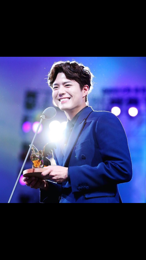 朴宝剑（Park Bo Gum），1993年6月16日出生于首尔，韩国演员、主持人。2011年参演电影《盲证》正式出道。2014年2月参演爱情剧《真是好时节》；7月参演的古装战争电影《鸣梁海战》票房达1761万观影人次；10月主演浪漫爱情剧《明日如歌》。2015年4月主演犯罪电影《中国城》，凭借该片获得第52届百想艺术大赏电影部门男子新人演技奖提名，影片亦入围第68届戛纳国际电影节影评人周单元；5月担任《音乐银行》主持人，凭借该节目获得KBS演艺大赏Show娱乐部门男子新人奖；11月主演tvN金土剧《请回答1988》；12月凭借悬疑剧《记得你》获得KBS演技大赏男配角奖和人气奖。2016年2月获得第11届韩国MaxMovie最佳电影奖Rising Star奖；3月确定担纲KBS宫廷爱情剧《云画的月光》男主角；4月获得第16届音乐风云榜年度盛典年度最佳海外艺人奖；6月获得第52届百想艺术大赏最佳时尚奖。
