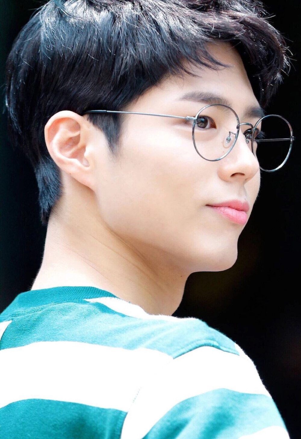 朴宝剑（Park Bo Gum），1993年6月16日出生于首尔，韩国演员、主持人。2011年参演电影《盲证》正式出道。2014年2月参演爱情剧《真是好时节》；7月参演的古装战争电影《鸣梁海战》票房达1761万观影人次；10月主演浪漫爱情剧《明日如歌》。2015年4月主演犯罪电影《中国城》，凭借该片获得第52届百想艺术大赏电影部门男子新人演技奖提名，影片亦入围第68届戛纳国际电影节影评人周单元；5月担任《音乐银行》主持人，凭借该节目获得KBS演艺大赏Show娱乐部门男子新人奖；11月主演tvN金土剧《请回答1988》；12月凭借悬疑剧《记得你》获得KBS演技大赏男配角奖和人气奖。2016年2月获得第11届韩国MaxMovie最佳电影奖Rising Star奖；3月确定担纲KBS宫廷爱情剧《云画的月光》男主角；4月获得第16届音乐风云榜年度盛典年度最佳海外艺人奖；6月获得第52届百想艺术大赏最佳时尚奖。
