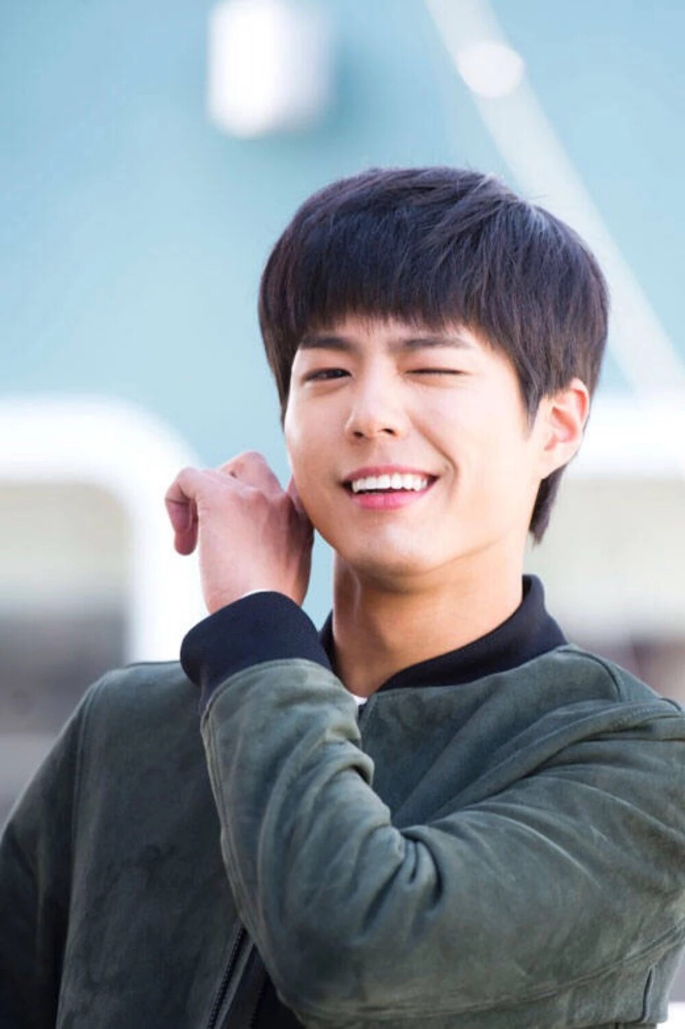 朴宝剑（Park Bo Gum），1993年6月16日出生于首尔，韩国演员、主持人。2011年参演电影《盲证》正式出道。2014年2月参演爱情剧《真是好时节》；7月参演的古装战争电影《鸣梁海战》票房达1761万观影人次；10月主演浪漫爱情剧《明日如歌》。2015年4月主演犯罪电影《中国城》，凭借该片获得第52届百想艺术大赏电影部门男子新人演技奖提名，影片亦入围第68届戛纳国际电影节影评人周单元；5月担任《音乐银行》主持人，凭借该节目获得KBS演艺大赏Show娱乐部门男子新人奖；11月主演tvN金土剧《请回答1988》；12月凭借悬疑剧《记得你》获得KBS演技大赏男配角奖和人气奖。2016年2月获得第11届韩国MaxMovie最佳电影奖Rising Star奖；3月确定担纲KBS宫廷爱情剧《云画的月光》男主角；4月获得第16届音乐风云榜年度盛典年度最佳海外艺人奖；6月获得第52届百想艺术大赏最佳时尚奖。
