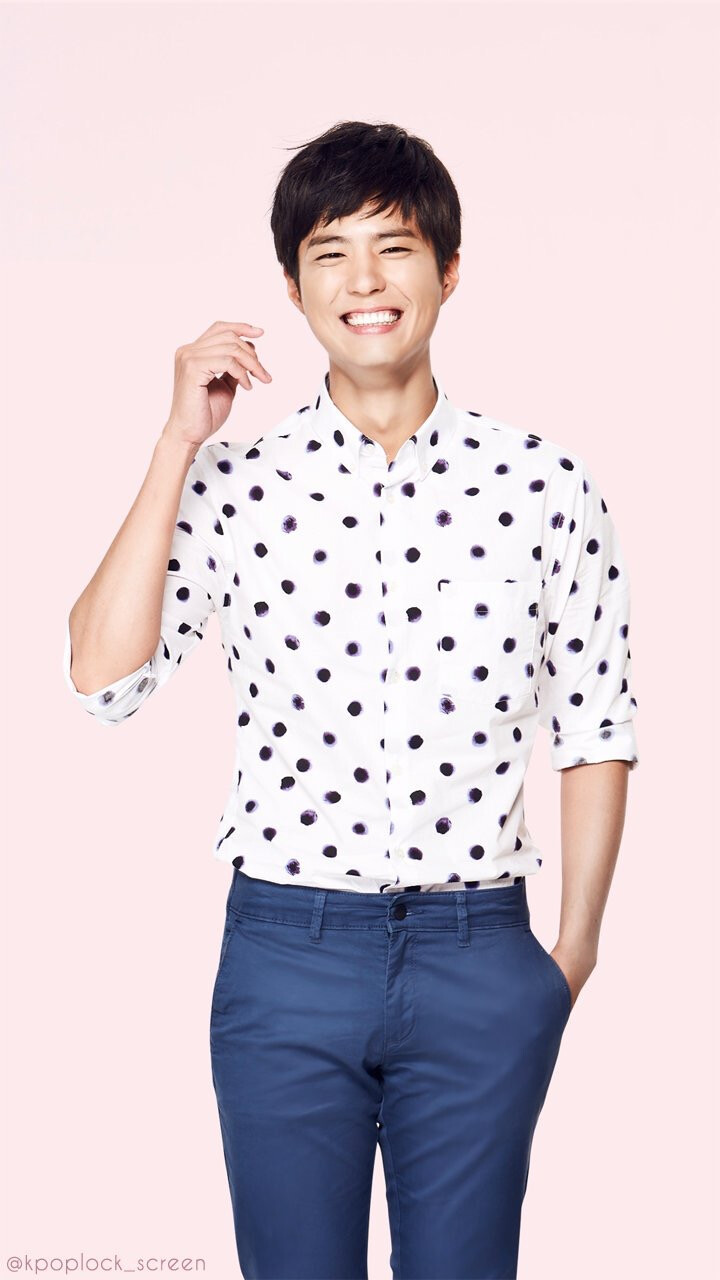 朴宝剑（Park Bo Gum），1993年6月16日出生于首尔，韩国演员、主持人。2011年参演电影《盲证》正式出道。2014年2月参演爱情剧《真是好时节》；7月参演的古装战争电影《鸣梁海战》票房达1761万观影人次；10月主演浪漫爱情剧《明日如歌》。2015年4月主演犯罪电影《中国城》，凭借该片获得第52届百想艺术大赏电影部门男子新人演技奖提名，影片亦入围第68届戛纳国际电影节影评人周单元；5月担任《音乐银行》主持人，凭借该节目获得KBS演艺大赏Show娱乐部门男子新人奖；11月主演tvN金土剧《请回答1988》；12月凭借悬疑剧《记得你》获得KBS演技大赏男配角奖和人气奖。2016年2月获得第11届韩国MaxMovie最佳电影奖Rising Star奖；3月确定担纲KBS宫廷爱情剧《云画的月光》男主角；4月获得第16届音乐风云榜年度盛典年度最佳海外艺人奖；6月获得第52届百想艺术大赏最佳时尚奖。
