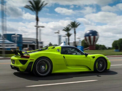 保时捷918 Spyder 绿意盎然