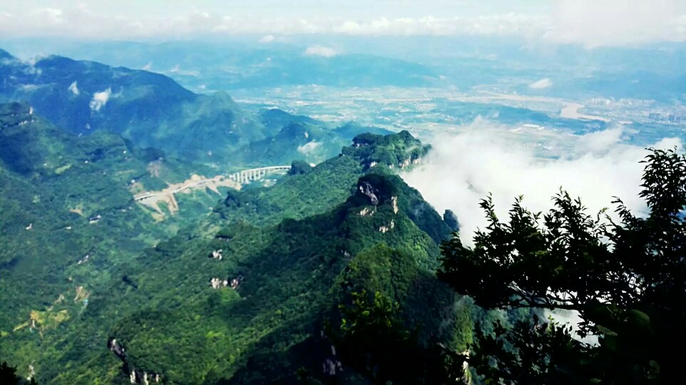 张家界-天门山。[摄影@南寒 也就是我自己。]用手机拍摄后期自己用美图调节。其实没有什么设备高端与否，只有用的好拍的好角度好还有爱。