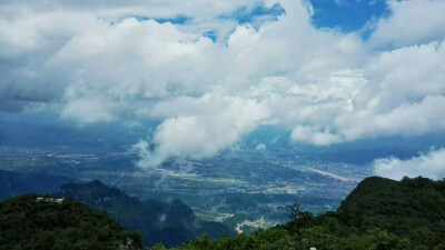 张家界-天门山。[摄影@南寒 也就是我自己。]用手机拍摄后期自己用美图调节。其实没有什么设备高端与否，只有用的好拍的好角度好还有爱。