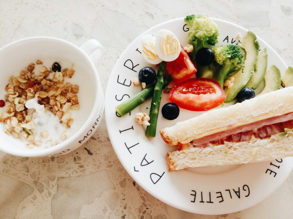 自制三明治 火腿芝士加牛油果粒