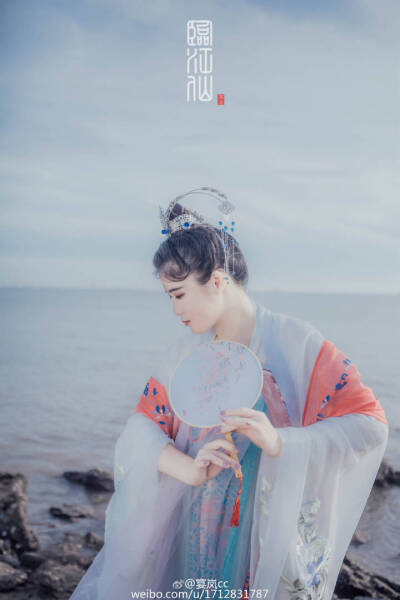 临江仙
薄雾扶柳腰，晨熹微，临江仙。
绣罗裙轻舞，金凤蝶无数。
细看诸多好，笛声绕，娇妍俏。
疑似瑶池来，礁上蟠桃开。
摄影/后期@宴岚cc 造型/文案@小耳朵听画 出镜@连陈二喜都有人叫 襦裙@司南阁汉服 大袖@华姿…