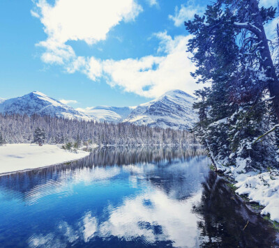 河水 倒映 白云 山林 积雪