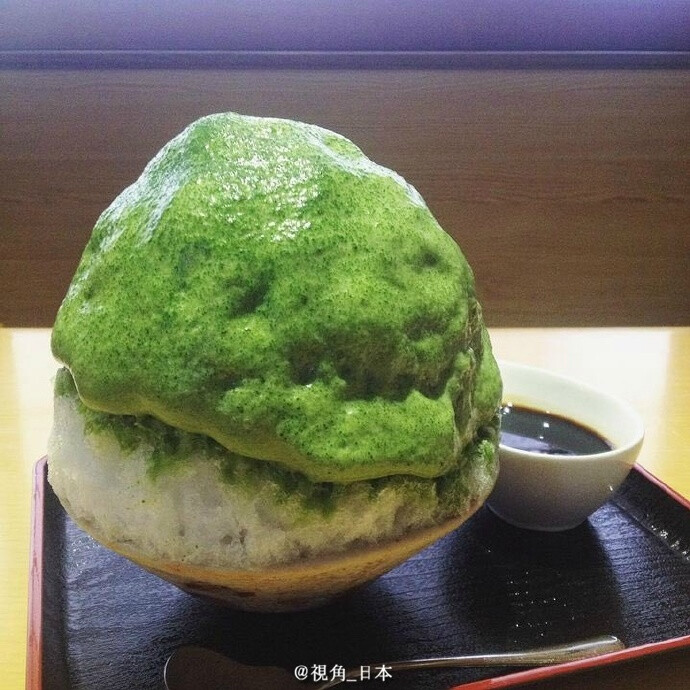 美食：东京都世田谷区下北泽站边，日本茶专门店「下北茶苑大山」的抹茶刨冰。