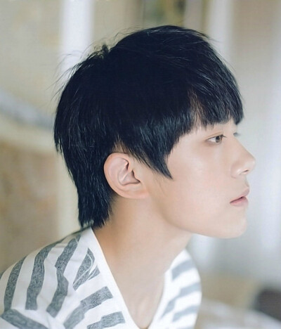 ＃TFBOYS－易烊千玺＃是不是 "不完美小孩" 照片? 什么时候MV出来???
