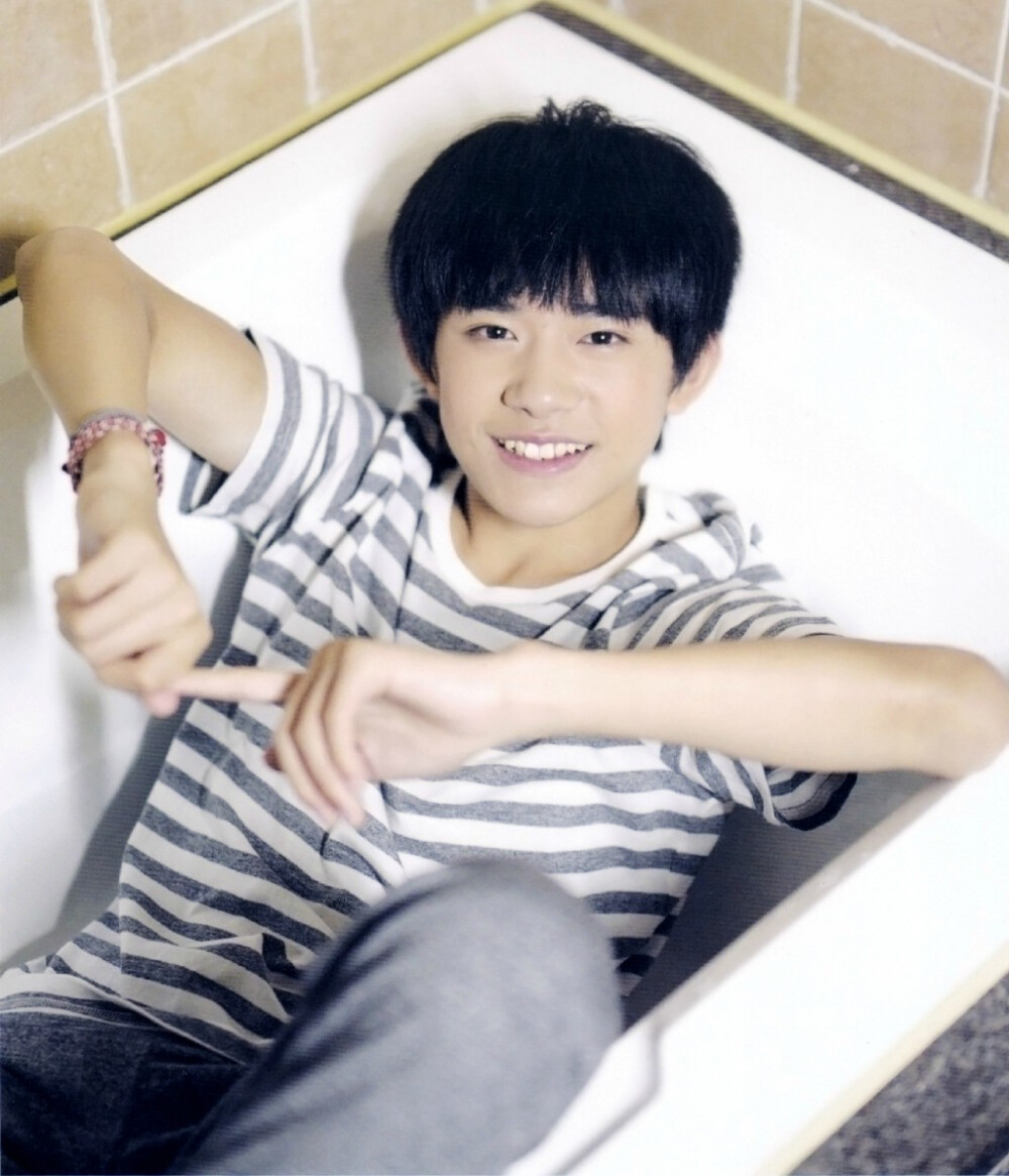 ＃TFBOYS－易烊千玺＃是不是 "不完美小孩" 照片? 什么时候MV出来???
