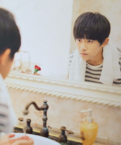 ＃TFBOYS－易烊千玺＃是不是 "不完美小孩" 照片? 什么时候MV出来???
