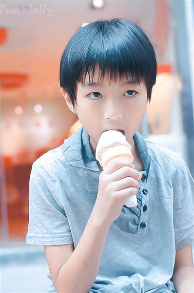 ＃TFBOYS - 王俊凯＃ 这么热的天 好想再看小仙子吃冰淇淋 *哈哈哈*